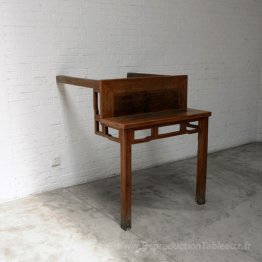 Table avec deux jambes sur le mur