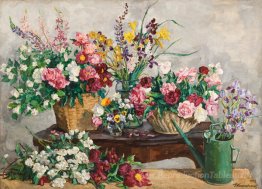 Nature morte. Quatre bouquets sur la table et l'arrosage peuvent