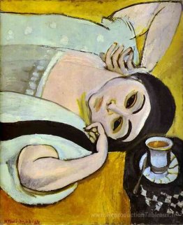 La tête de Laurette avec une tasse de café