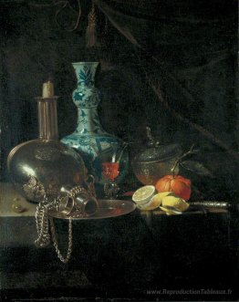 Nature morte avec un ballon de pèlerin, un chandelier, un vase e