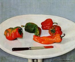 Nature morte avec des poivrons rouges sur une table laquée blanc