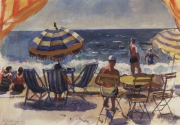 Menton. Plage avec parapluies