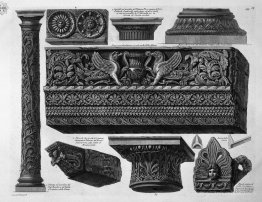 Une frise avec architrave, colonne, deux capitales, un lit, une
