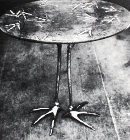 Table avec les pieds de l'oiseau