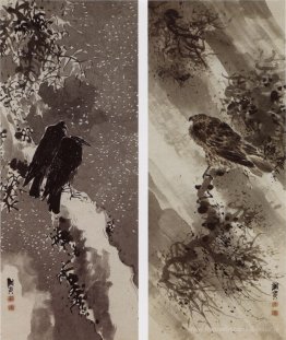 Un faucon noir et deux corbeaux