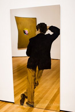 Homme avec un pantalon jaune