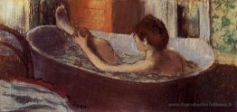 Femme dans un bain épongeant sa jambe