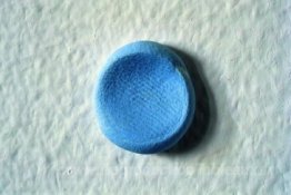 Travail n ° 79 (Certains Blu-Tack se sont pétrisés, roulés dans