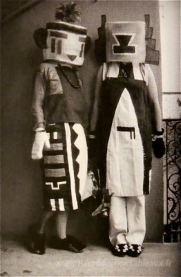 Sophie et Erika Taeuber (Costumes indiens de Hopi)