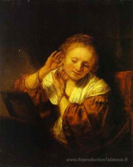 Une jeune femme essayant des boucles d'oreilles