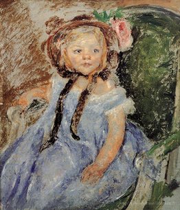 Sara en bonnet sombre avec la main droite sur le bras de chaise
