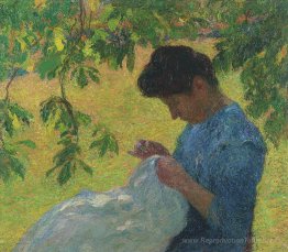 Jeune femme coudre dans le jardin