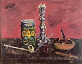 Nature morte. Chandelier et tube sur un fond rouge.