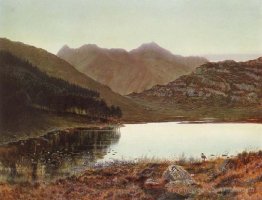 Blea Tarn à la première lumière, Langdale Pikes au loin