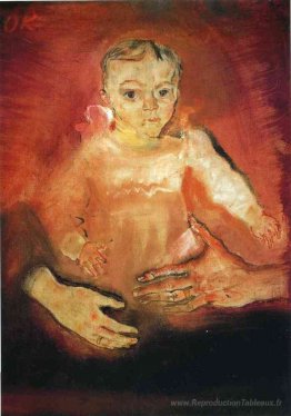 Enfant avec les mains d'un parent