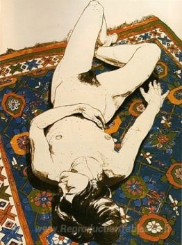 Figure allongée sur le tapis