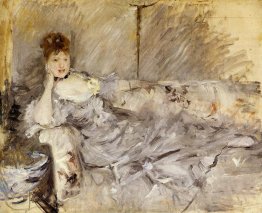 Jeune femme en gris allongé