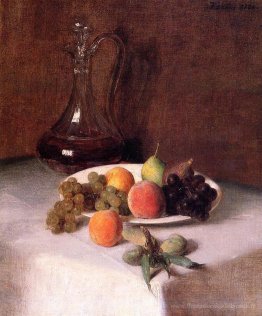 Une carafe de vin et une assiette de fruits sur une nappe blanch