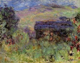 La maison vue à travers les roses