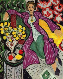 Femme dans un manteau violet