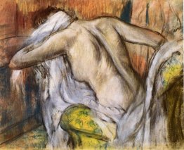 Après avoir baigné, une femme se séchant