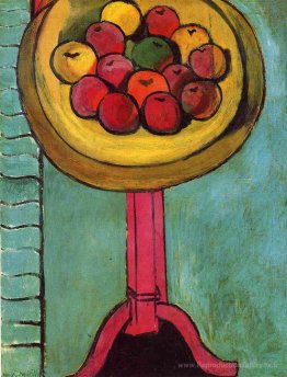 Pommes sur une table, fond vert