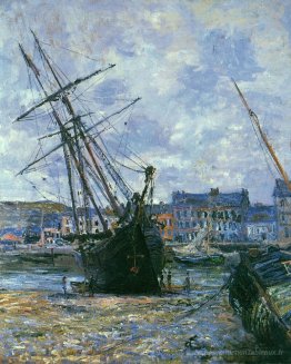 Bateaux allongés à marée basse à facamp