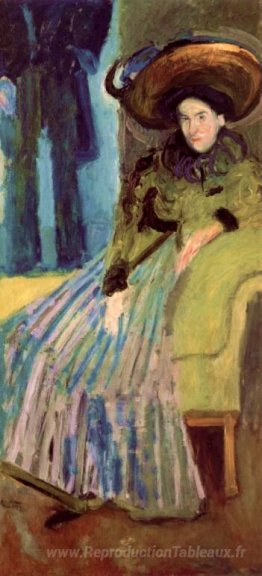 Femme assise en robe verte