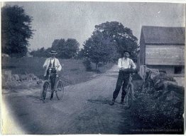 Benjamin Eakins et Samuel Murray avec des vélos