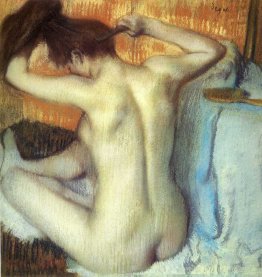 Femme peignant ses cheveux