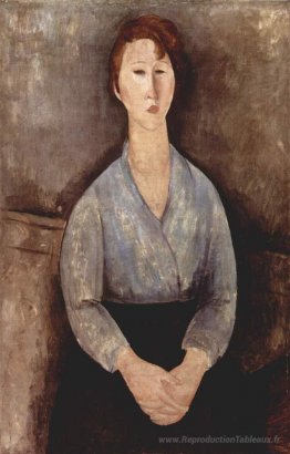 Femme assis porte en chemisier bleu