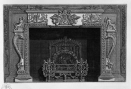 Cheminée avec une grande aile métallique ornée