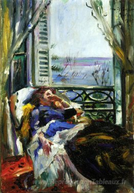 Femme dans une chaise de pont par la fenêtre