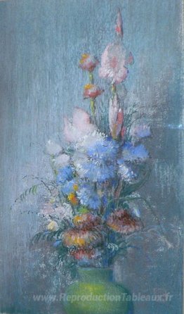 Fleurs dans un vase vert