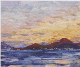 Montagnes et mer au coucher du soleil