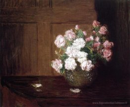 Roses dans un bol en argent sur une table en acajou
