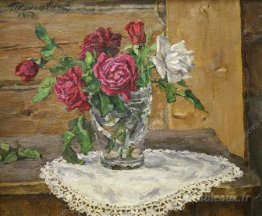 Nature morte. Roses sur un fond jaune.