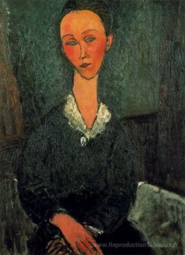 Une femme avec un collier blanc