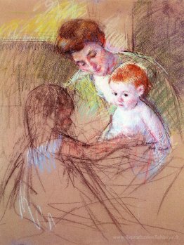 Mère et fille qui regarde le bébé