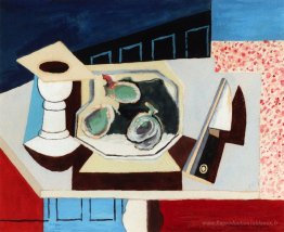 Nature morte avec des grenades et du couteau sur un pédiste