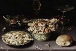 Trois plats de sucreries et de châtaignes avec trois verres sur