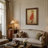 Petite fille aux cheveux blonds dans une robe rouge — Appartement parisien