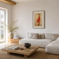 Petite fille aux cheveux blonds dans une robe rouge — Maison scandinave