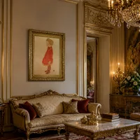 Petite fille aux cheveux blonds dans une robe rouge — Salon baroque