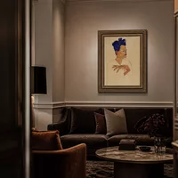 Autoportrait avec les mains sur la poitrine — Hôtel de charme