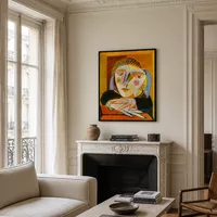 Femme par la fenêtre — Appartement parisien