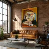 Femme par la fenêtre — Loft moderne