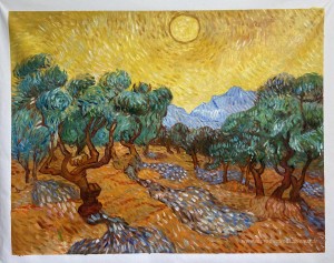 Oliviers avec du ciel jaune et du soleil