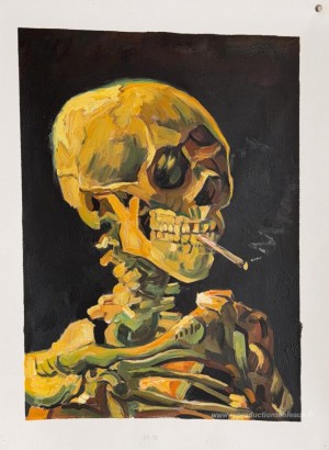 Crâne avec une cigarette brûlante