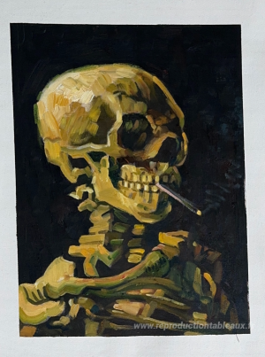 Crâne avec une cigarette brûlante